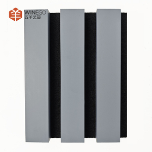 Ekologiczny panel akustyczny z listew drewnianych wykonany z materiał&oacute;w zr&oacute;wnoważonych 